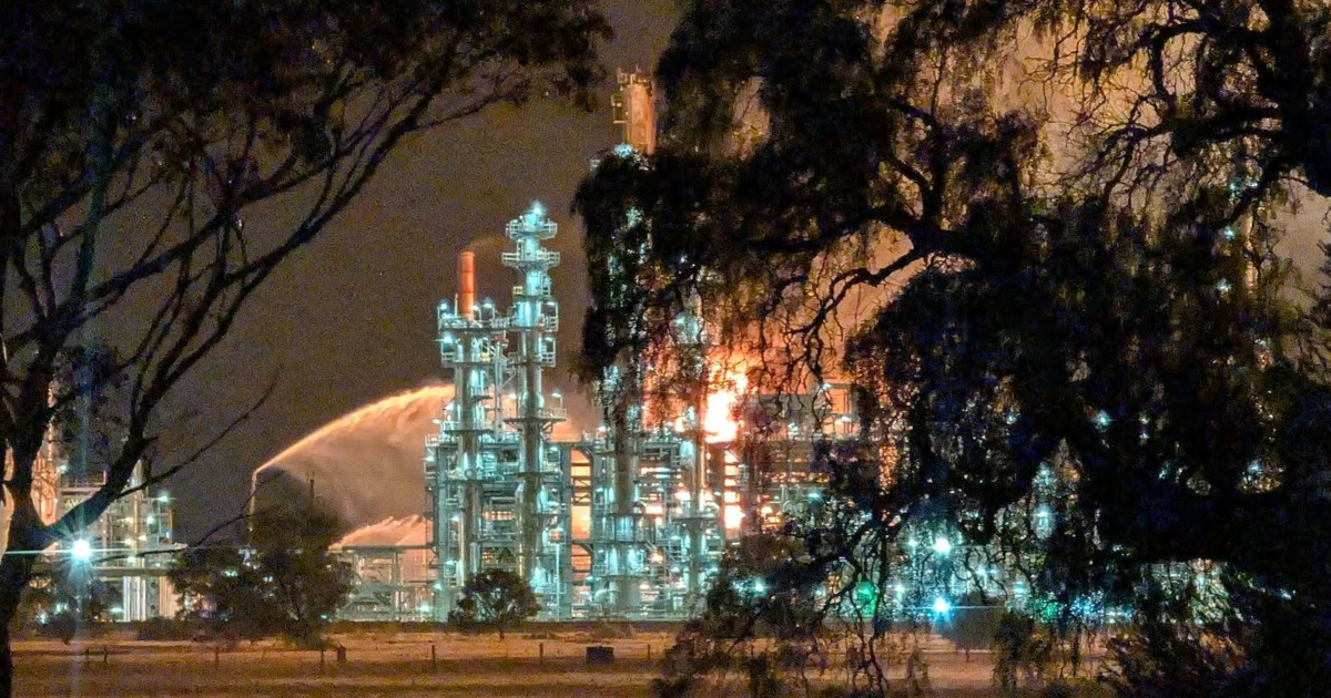 EPA Victoria issues water quality warnings as contaminated firewater runoff from the Viva Energy Geelong refinery blaze enters Corio Bay.